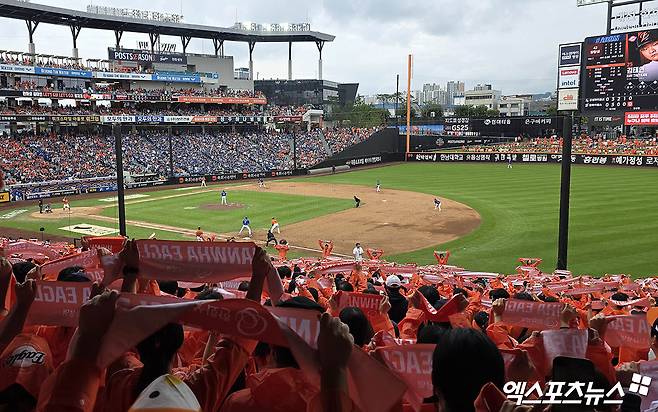 KBO는 19일 대전 한화생명 볼파크에서 열린 한화 이글스와 삼성 라이온즈의 2025 신한 SOL Bank KBO 포스트시즌 플레이오프 2차전이 매진됐다고 밝혔다. KBO 포스트시즌 매진 행진은 지난 2023년 11월 7일 서울 잠실야구장에서 열린 LG 트윈스와 KT 위즈와의 한국시리즈 1차전부터 시작됐다. 이날 2025 플레이오프 2차전까지 29경기 연속 매진 행렬을 이어가고 있다. 사진 김한준·박지영 기자