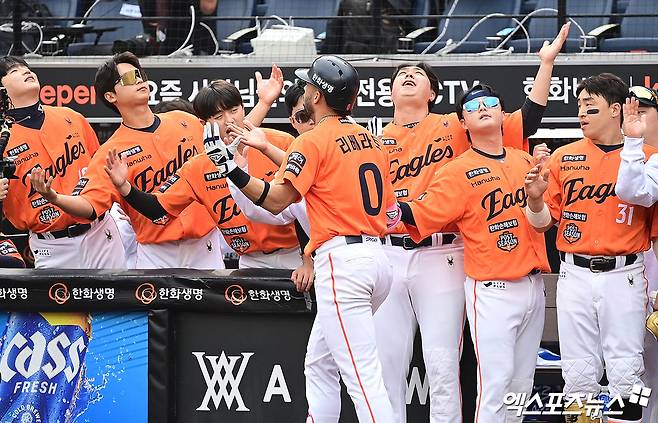 한화 이글스 외국인 타자 루이스 리베라토가 19일 대전 한화생명 볼파크에서 열린 삼성 라이온즈와의 2025 플레이오프 2차전에서 1회말 솔로 홈런을 기록한 뒤 세리머니를 하고 있다. KBO는 이날 경기가 매진됐다고 밝혔다. KBO 포스트시즌 매진 행진은 지난 2023년 11월 7일 서울 잠실야구장에서 열린 LG 트윈스와 KT 위즈와의 한국시리즈 1차전부터 시작됐다. 이날 2025 플레이오프 2차전까지 29경기 연속 매진 행렬을 이어가고 있다. 사진 박지영 기자