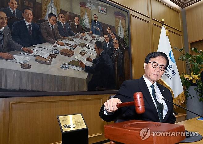 의사봉 두드리는 이창용 총재 (서울=연합뉴스) 이창용 한국은행 총재가 28일 서울 중구 한국은행에서 열린 금융통화위원회에서 의사봉을 두드리고 있다. 2025.8.28 [사진공동취재단] photo@yna.co.kr