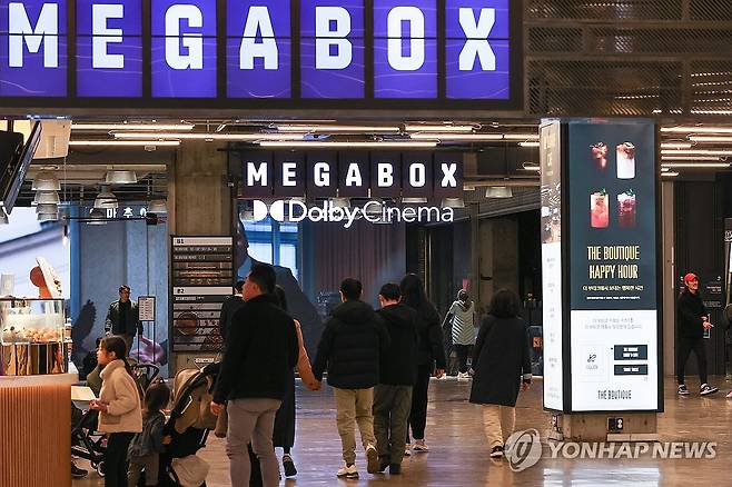 영화관에서 상영작 예고 영상 살펴보는 시민들 [연합뉴스 자료사진. 재판매 및 DB 금지 2025.3.30]