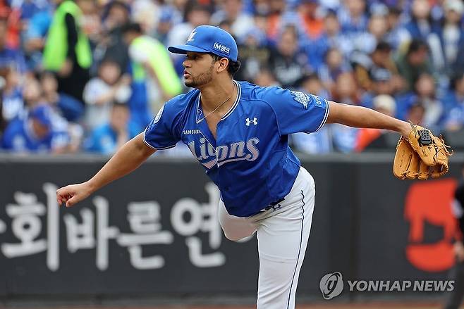 삼성 선발 가라비토 (대전=연합뉴스) 김준범 기자 = 18일 대전 한화생명 볼파크에서 열린 2025 KBO 프로야구 포스트시즌 플레이오프 1차전 삼성 라이온즈와 한화 이글스의 경기. 1회말 삼성 선발 가라비토가 힘차게 공을 던지고 있다. 2025.10.18 psykims@yna.co.kr