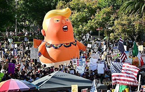 트럼프 반대 '노 킹스' 시위 (로스앤젤레스 AFP=연합뉴스) 2025년 10월 18일 미국 캘리포니아주 로스앤젤레스에서 도널드 트럼프 대통령에 반대하는 '노 킹스'(왕은 없다) 시위가 열리고 있다. 이날 시위에는 미국 곳곳에서 수백만명이 참여했다. (Photo by Frederic J. BROWN / AFP)