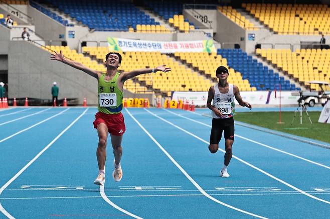 심종섭, 전국체전 남자 마라톤 2연패 (부산=연합뉴스) 심종섭(왼쪽)이 19일 부산에서 열린 제106회 전국체전 남자 마라톤에서 한승현을 1초 차로 제치고, 가장 먼저 결승선을 통과하고 있다. [대한육상연맹 제공. 재판매 및 DB 금지]