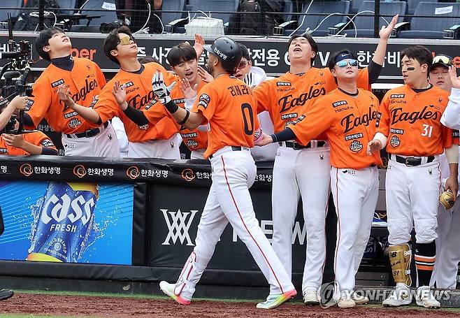 한화 더그아웃은 축제 분위기 (대전=연합뉴스) 김준범 기자 = 19일 대전 한화생명 볼파크에서 열린 2025 프로야구 KBO리그 포스트시즌 플레이오프 2차전 삼성 라이온즈와 한화 이글스의 경기. 1회말 1사 때 1점 홈런을 친 한화 리베라토가 동료들의 축하를 받고 있다. 2025.10.19 psykims@yna.co.kr