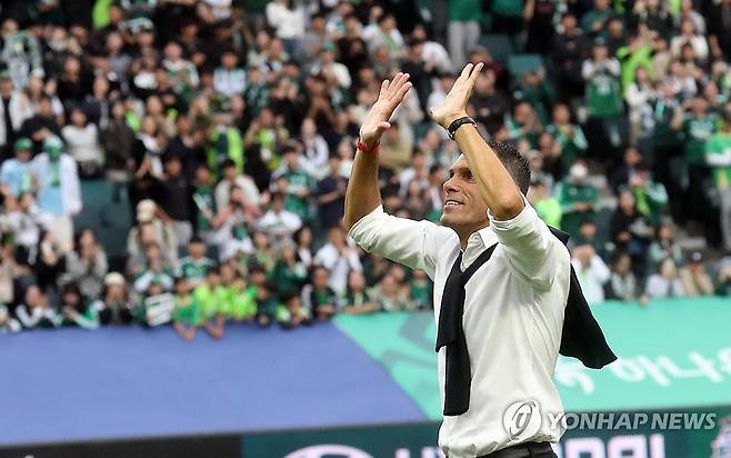 우승 확정 뒤 손 흔드는 거스 포옛 (전주=연합뉴스) 나보배 기자 = 18일 전북 전주월드컵경기장에서 열린 2025 하나은행 K리그 경기에서 10번째 우승을 확정한 전북 현대 거스 포옛 감독이 팬들을 향해 손을 흔들고 있다. 2025.10.18 warm@yna.co.kr