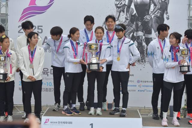 우대전시 철인3종 선수들이 제106회 전국체육대회에서 종합우승을 기념하고 있다. 대전시체육회 제공