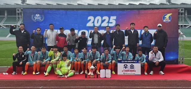 ▲ 충북FC가 지난 18일 충주종합운동장에서 열린 2025 장애인축구리그 지적부 결승에서 우승을 차지한 뒤 기념 촬영을 하고 있다./충북장애인체육회 제공