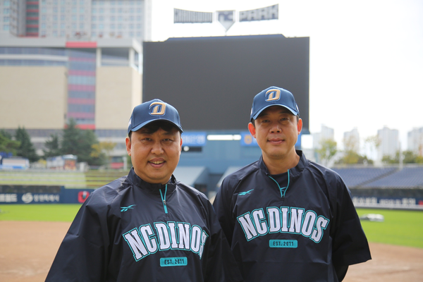 NC 다이노스가 새로 영입한 김상훈(왼쪽) 코치와 이승호 코치. /NC 다이노스