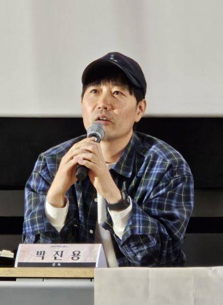 지난 17일 롯데시네마 엠비씨네 진주에서 열린 뮤지컬 영화 '경성유랑극단' 시사회에 이어진 관객과의 대화에서 박진용 감독이 질문에 답하고 있다. 백지영기자