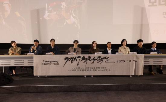 지난 17일 롯데시네마 엠비씨네 진주에서 열린 뮤지컬 영화 '경성유랑극단' 시사회에 이어진 관객과의 대화에서 박진용 감독이 질문에 답하고 있다. 백지영기자