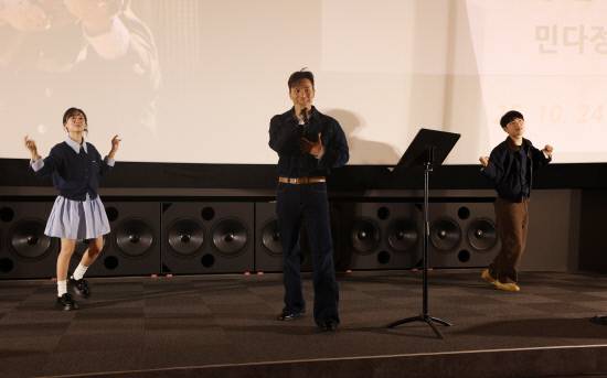 지난 17일 롯데시네마 엠비씨네 진주에서 열린 뮤지컬 영화 '경성유랑극단' 시사회에서 장기태 역 박도욱 배우가 극 중 곡을 선보이고 있다. 함께 출연한 마당이 역 최형서, 꽃분이 역 하효정 배우도 무대에 깜짝 등장해 안무로 함께하고 있다. 백지영기자