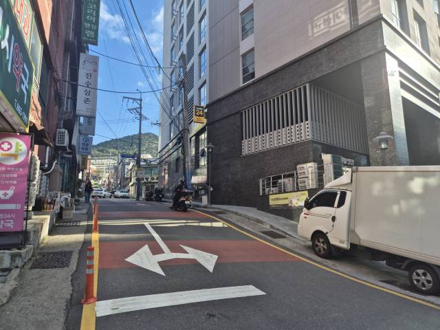 20일 오후 A 아파트에서 양정초등학교로 가는 주요 통학로. 별다른 보행자 보호 시설이 없는 좁고 가파른 길로 차량들이 지나다니고 있다. 김동우 기자