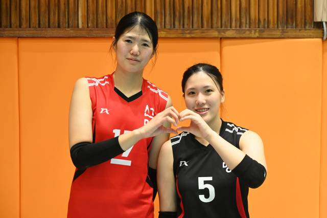 마지막 고교 무대를 앞둔 진주 선명여자고등학교 하예지와 김효임이 손하트를 만들고 있다.