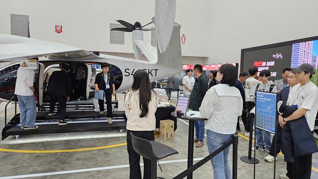 대구시가 오는 22일부터 25일까지 대구 엑스코에서 열리는 'FIX 2025'에서 '대구 UAM 특별관'을 운영한다. 사진은 지난해 UAM 특별관에 전시된 실물 크기의 UAM. 대구일보 DB