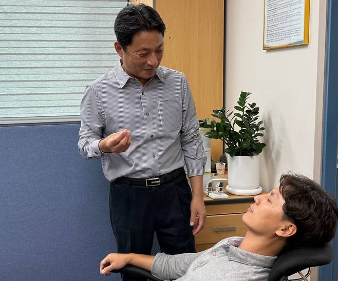 20일 오전 대구 군위경찰서에서 만난 이만우(57) 경감이 법최면을 시연하고 있다. 구경모기자