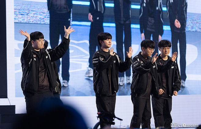 3전 전승으로 2025 롤드컵 8강에 진출하고 무대 인사하는 kt 롤스터.