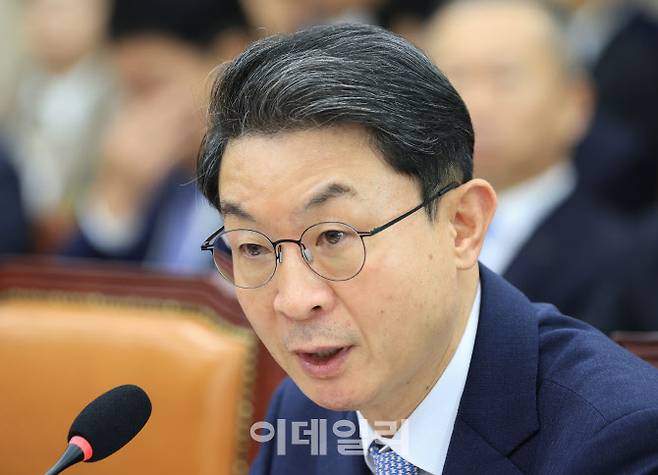 [이데일리 노진환 기자] 이억원 금융위원장이 20일 서울 여의도 국회 정무위원회에서 열린 금융위원회 등에 대한 국정감사에 출석, 질의에 답변하고 있다.