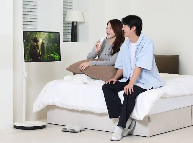 삼성전자 모델이 화면과 스탠드를 분리해 자유롭고 간편하게 사용할 수 있는 무선 이동형 스크린 ‘더 무빙스타일’을 체험하고 있다.(사진=삼성전자)