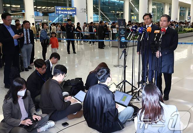 한미 관세협상 후속 논의를 위해 미국 워싱턴DC를 찾아 막판 협상을 벌이고 돌아온 김용범 대통령실 정책실장이 19일 오후 인천국제공항 제2터미널을 통해 귀국하며 브리핑을 하고 있다. 2025.10.19/뉴스1 ⓒ News1 김민지 기자