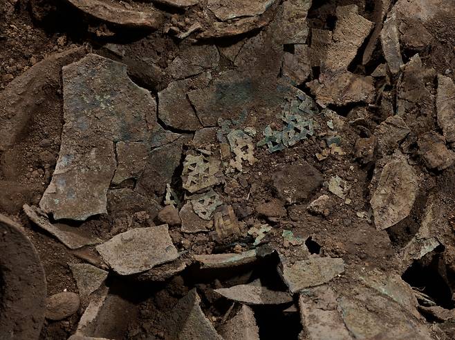 출토된 금동관(국가유산청 제공)