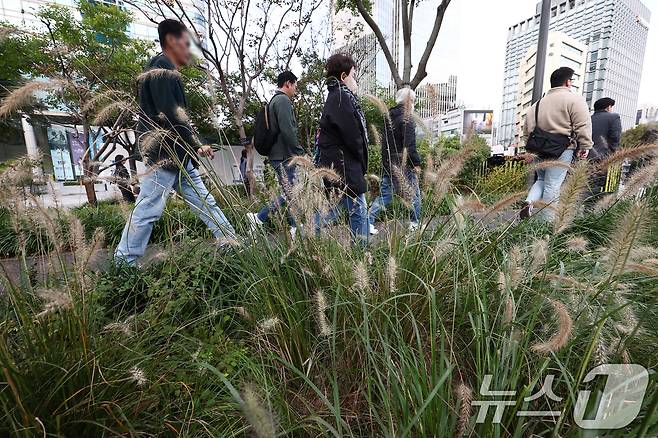 서울을 비롯한 대부분 지역의 아침 최저 기온이 한 자릿수로 떨어지며 올가을 가장 추운 날씨를 보인 20일 오전 서울 광화문 사거리에서 두꺼운 옷을 입은 시민들이 발걸음을 옮기고 있다. 2025.10.20/뉴스1 ⓒ News1 김민지 기자