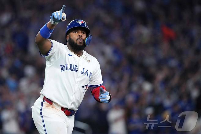 토론토 블루제이스 블루제이스 게레로 주니어가 20일(한국시간) 열린 시애틀 매리너스와 2025 MLB 아메리칸리그 챔피언십시리즈 6차전에서 5회말 1점 홈런을 때린 후 기뻐하고 있다. ⓒ AFP=뉴스1