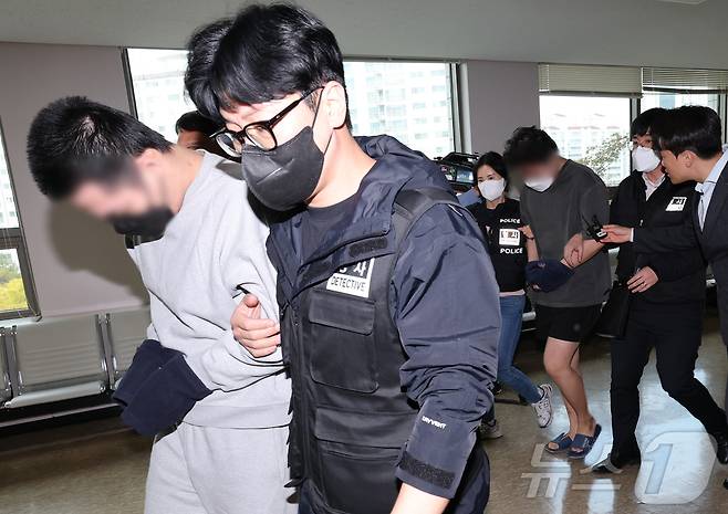 캄보디아 송환 피의자들이 20일 충남 홍성 대전지법 홍성지원에서 구속 전 피의자심문(영장실질심사)을 받기 위해 법정으로 들어서고 있다. 이날 홍성지원에서는 충남경찰청에서 사기 혐의로 수사받는 캄보디아 송환자 45명의 영장실질심사가 진행된다. 2025.10.20/뉴스1 ⓒ News1 김기태 기자