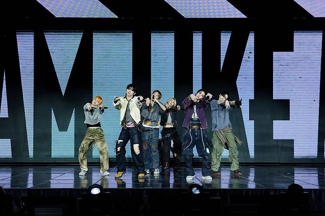 무대를 꾸미는 보이넥스트도어/KOZ 제공