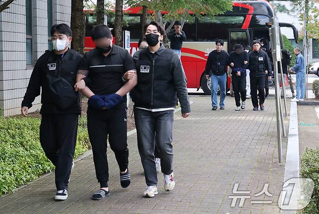 캄보디아 송환 피의자들이 20일 충남 홍성 대전지법 홍성지원에서 구속 전 피의자심문(영장실질심사)을 받기 위해 법정으로 이송되고 있다. 이날 홍성지원에서는 충남경찰청에서 사기 혐의로 수사받는 캄보디아 송환자 45명의 영장실질심사가 진행된다. 2025.10.20/뉴스1 ⓒ News1 김기태 기자