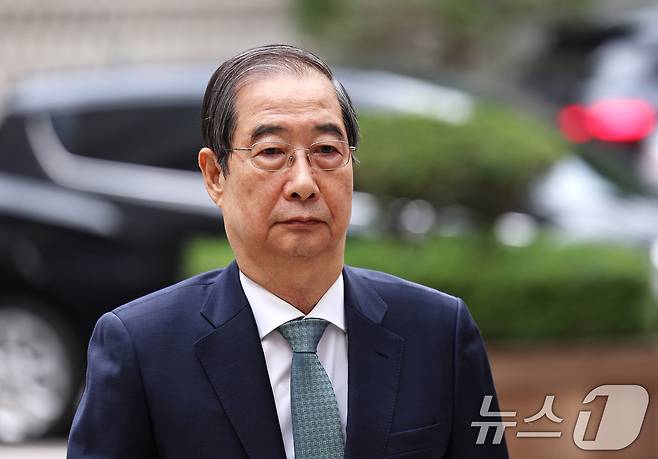 내란 우두머리 방조 혐의를 받는 한덕수 전 국무총리가 20일 오전 서울 서초구 서울중앙지방법원에서 열린 내란 우두머리 방조 및 위증 등 혐의 관련 공판에 출석하고 있다. 2025.10.20/뉴스1 ⓒ News1 구윤성 기자