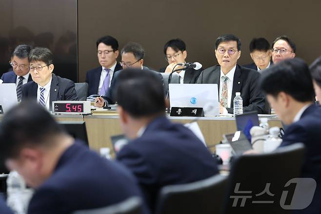 이창용 한국은행 총재가 20일 오전 서울 중구 한국은행에서 열린 국회 기획재정위원회의 한국은행에 대한 국정감사에서 의원질의에 답하고 있다. (공동취재) 2025.10.20/뉴스1 ⓒ News1 황기선 기자