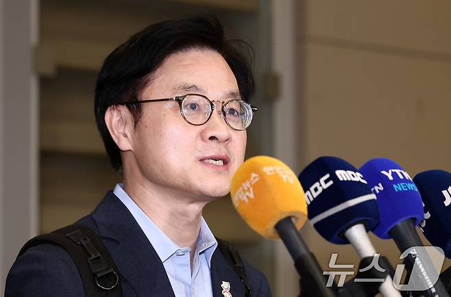 한미 관세협상 후속 논의를 마친 김정관 산업통상부 장관이 20일 인천국제공항 제2여객터미널을 통해 귀국한 뒤 발언하고 있다. 2025.10.20/뉴스1 ⓒ News1 김성진 기자