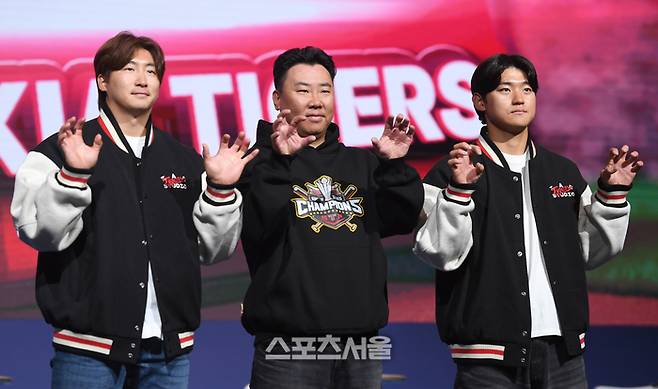 KIA  나성범, 이범호 감독, 김도영이 서울 잠실 롯데호텔 월드에서 열린 2025 KBO리그 미디어데이에서 포즈를 취하고 있다. 사진 | 최승섭기자 thunder@sportsseoul.com