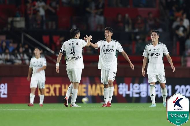 전북의 중앙을 사수한 박진섭(왼쪽부터), 홍정호, 김영빈. 제공 | 한국프로축구연맹