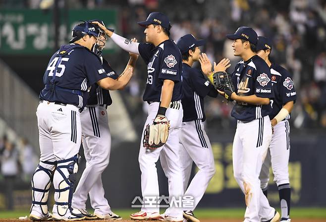 두산 선수들이 30일 잠실구장에서 열린 2025 KBO리그 LG와 경기에서 LG에 6-0으로 승리한 뒤 하이파이브를 나누고 있다. 잠실 | 박진업 기자 upandup@sportsseoul.com