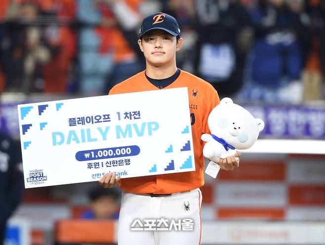 한화 문동주가 18일 대전 한화생명볼파크에서 열린 2025 KBO 포스트시즌 플레이오프 1차전 삼성과 경기 후 PO 1차전 데일리 MVP를 수상한 후 포즈를 취하고 있다. 대전 | 최승섭기자 thunder@sportsseoul.com