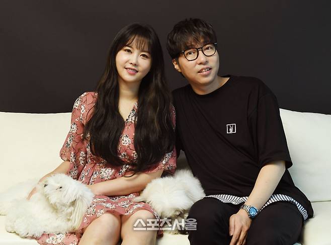 크리에이터  대도서관(오른쪽, 나동현)과 윰댕(이채원) 부부. 2015년 결혼해 2023년 이혼했다. 스포츠서울 DB.