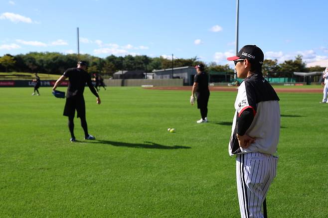 LG 염경엽 감독이 이천 LG챔피언스파크에서 진행 중인 한국시리즈 대비 합숙 훈련을 지켜보고 있다. 사진 | LG 트윈스