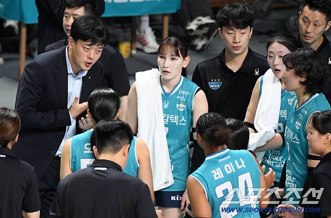 19일 장충체육관에서 열린 V리그 GS칼텍스와 IBK기업은행의 경기. GS칼텍스 이영택 감독이 작전 지시를 하고 있다. 장충=박재만 기자 pjm@sportschosun.com/2025.10.19/