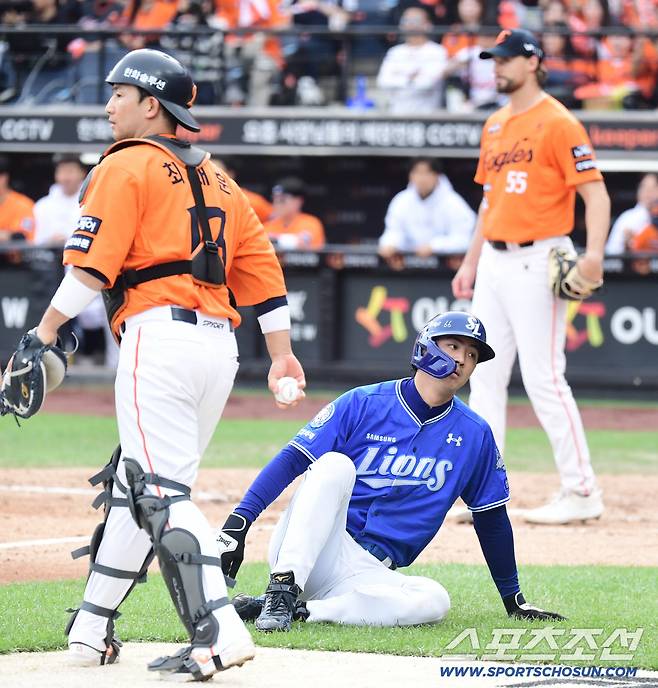 19일 대전 한화생명볼파크에서 열린 삼성과 한화의 PO 2차전. 4회 디아즈 2루타 때 1루주자 구자욱이 홈으로 쇄도했으나 태그아웃을 당하고 있다. 대전=송정헌 기자songs@sportschosun.com/2025.10.19/