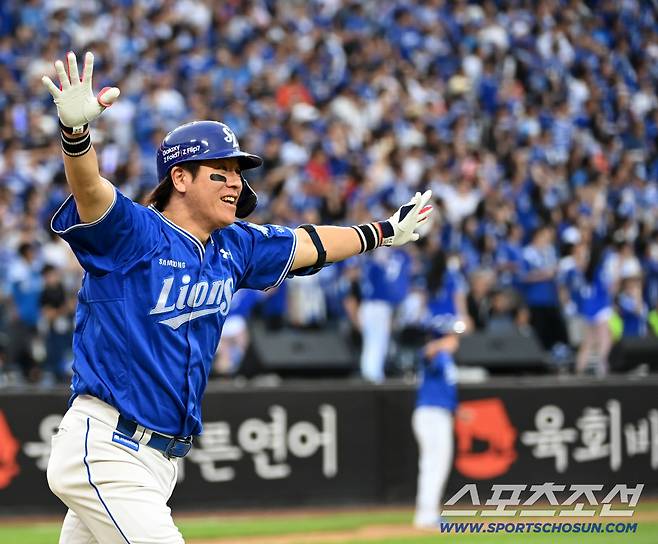 19일 대전한화생명볼파크에서 열린 삼성과 한화의 PO 2차전. 9회초 2사 1루 강민호가 2점홈런을 치고 환호하고 있다. 대전=허상욱 기자wook@sportschosun.com/2025.10.19/