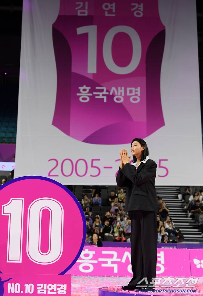 18일 인천 삼산월드체육관 열린 V리그 흥국생명과 정관장의 경기 종료 후 김연경 은퇴식이 열렸다. 김연경이 팬들에게 마지막 인사를 건네고 있다. 인천=박재만 기자 pjm@sportschosun.com/2025.10.18/