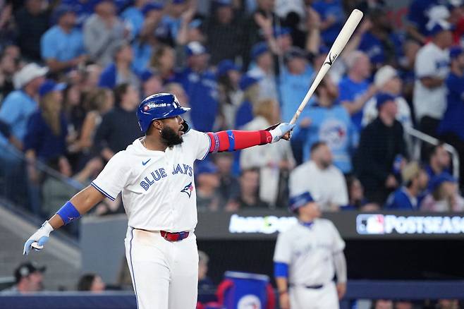 블라디미르 게레로 주니어가 5회말 좌월 솔로홈런을 날리고 있다. AFP연합뉴스