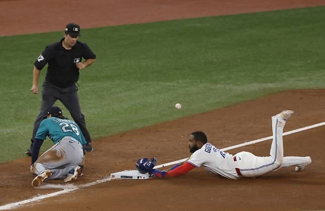 토론토 블라디미르 게레로 주니어가 7회말 시애틀 투수 맷 브래시의 폭투 때 3루로 슬라이딩해 세이프되고 있다. 그 사이 포수 칼 롤리의 3루 송구가 뒤로 빠지자 게레로는 홈으로 쇄도해 쐐기 득점을 올렸다. UPI연합뉴스