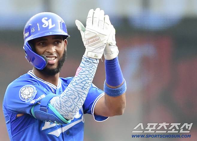 19일 대전 한화생명볼파크에서 열린 삼성과 한화의 PO 2차전. 3회 역전 1타점 적시 2루타를 날린 삼성 디아즈. 대전=송정헌 기자songs@sportschosun.com/2025.10.19/