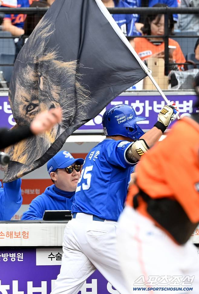 18일 대전한화생명볼파크에서 열린 삼성과 한화의 PO 1차전. 4회초 김태훈이 재역전 솔로홈런을 치고 박진만 감독과 기쁨을 나누고 있다. 대전=허상욱 기자wook@sportschosun.com/2025.10.18/