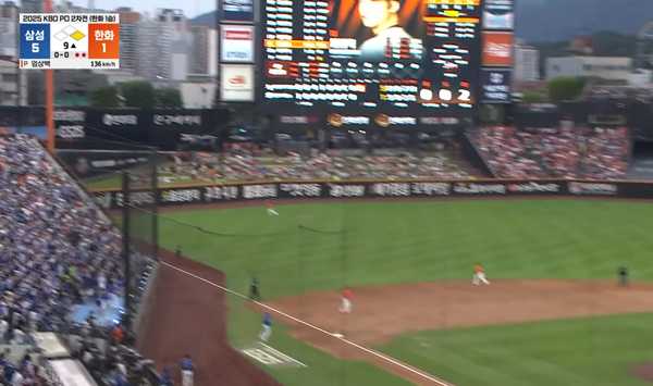 좌측 폴대로 날아가는 강민호의 홈런 타구. ⓒTVING