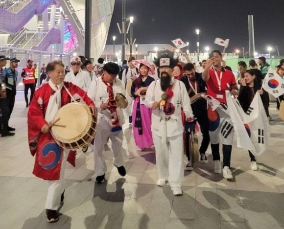 '글로벌 아리랑 응원단'이 2022 카타르 월드컵 당시 경기장 밖에서 신명나는 사물놀이를 펼치고 있다. 샤진=글로벌 아리랑 응원단 제공