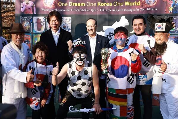 응원단원들이 2022카타르 월드컵 대 홍명보(뒷줄 맨왼쪽) 현 대표팀 감독 등과 엄지척을 하고 있다.&nbsp;샤진=글로벌 아리랑 응원단 제공