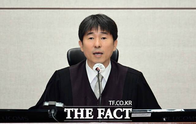올해 법제사법위원회의 국정감사 최대 관심사 중 하나는 법원이다. 지귀연 부장판사가 21일 오전 서울 서초구 서울중앙지법 417호 법정에서 열린 윤석열 전 대통령의 내란 우두머리 혐의 재판을 하기 전 언론 공개에 대한 발언을 하고 있다. 2025.04.21 사진공동취재단
